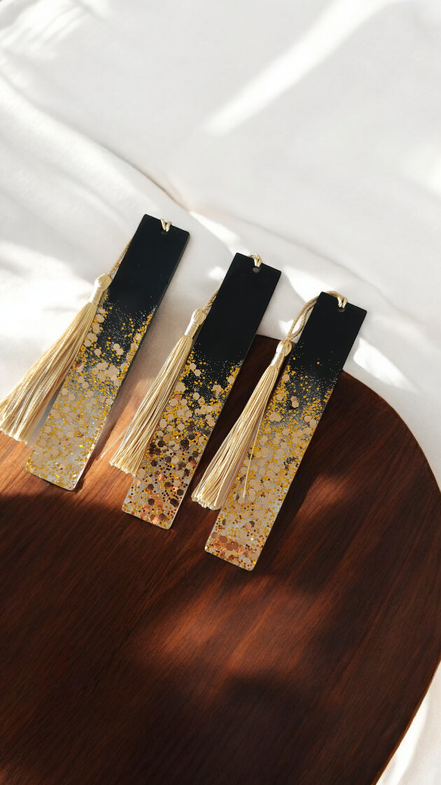 Marque-page noir et doré